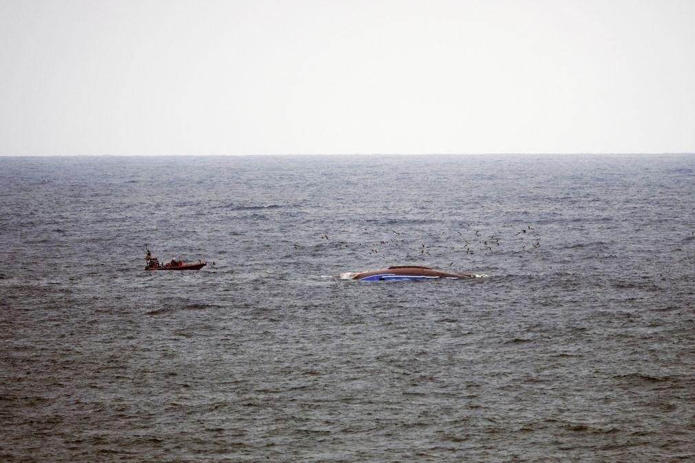 Barco naufragado na Marinha Grande posto a flutuar para ser rebocado para o porto de Aveiro