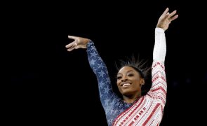 Biles tenta reescrever história olímpica no dia de estreia do atletismo