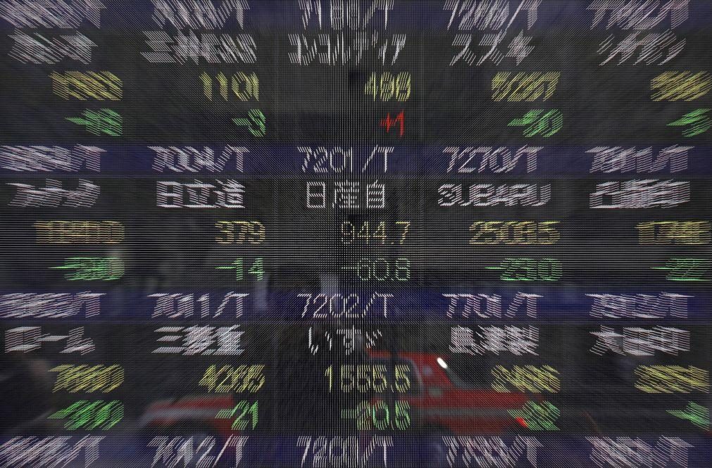 Bolsa de Tóquio fecha a perder 2,49%