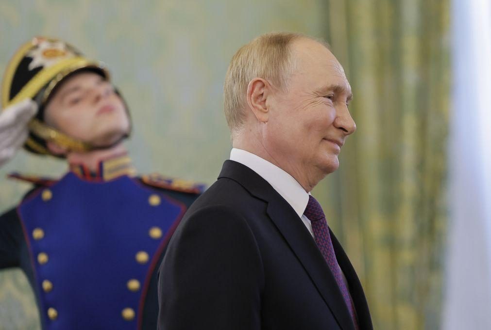 Vladimir Putin concede perdão a 13 libertados em troca de presos com EUA