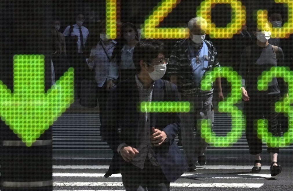 Bolsa de Tóquio abre a cair 3%