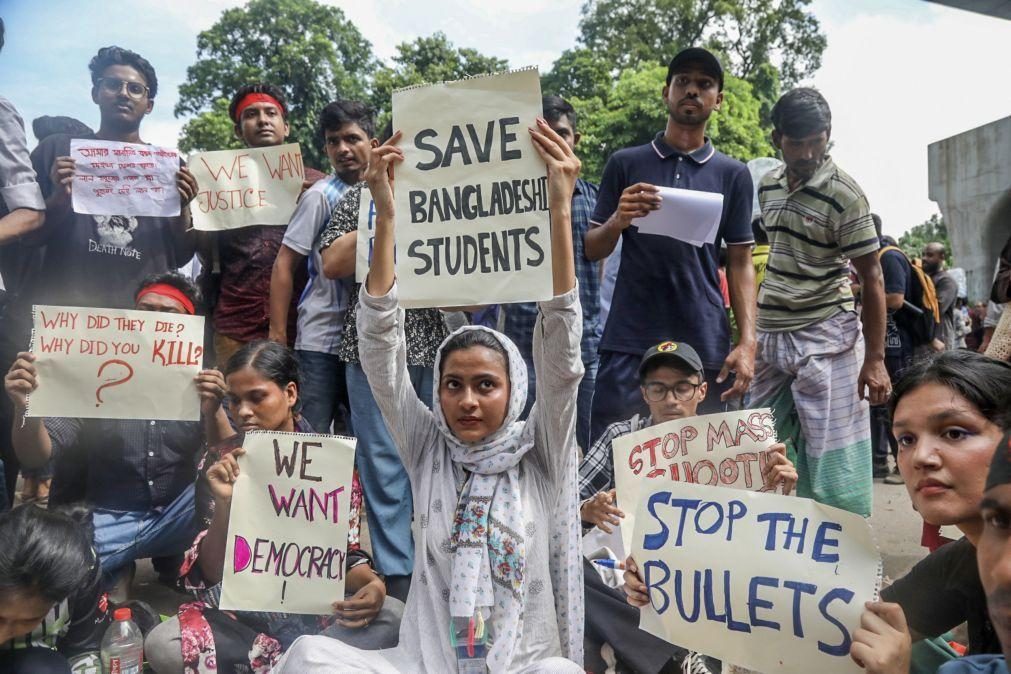 Estudantes do Bangladesh voltam a manifestar-se contra o governo em Daca