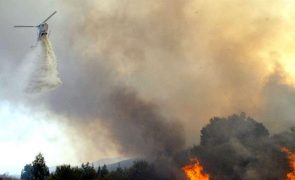 Incêndio no concelho de Chaves combatido por 100 bombeiros e três meios aéreos