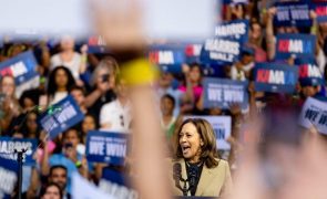 Kamala Harris à frente de Trump em sondagem em três estados-chave