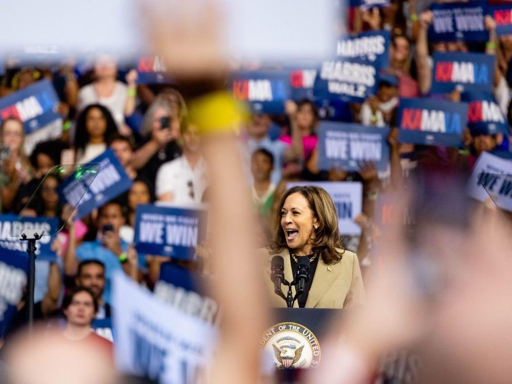 Kamala Harris à frente de Trump em sondagem em três estados-chave