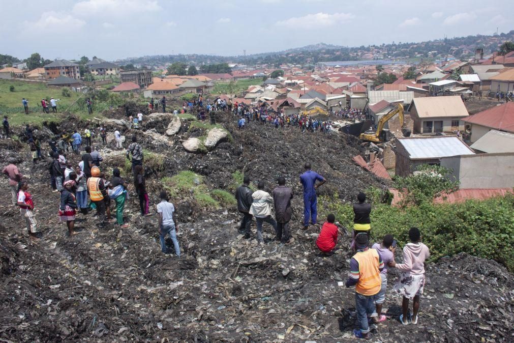 Número de mortes em aterro sanitário no Uganda sobe para 18