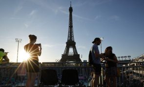 Polícia manda evacuar Torre Eiffel e detém homem que começou a escalar