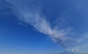 Vulcão Etna entra em atividade e encerra aeroporto na Sicília