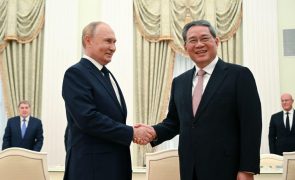 Putin recebe primeiro-ministro chinês e saúda acordo de investimento bilateral