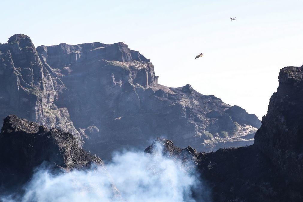 Fogo mantém-se na cordilheira central da Madeira e atenua na Ponta do Sol