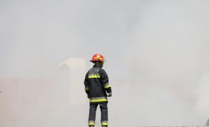 Moradores de prédio no Seixal atingido por incêndio vão ficar alojados em casa de familiares