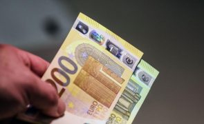 Euro recua ligeiramente mas mantém-se perto dos 1,12 dólares