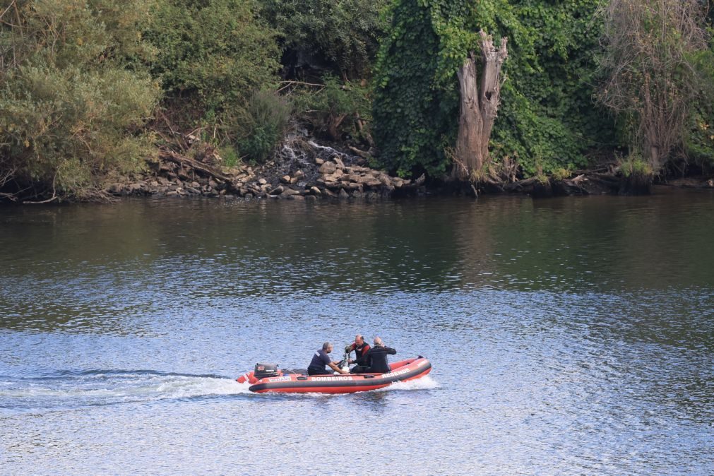 Dois corpos localizados dentro do helicóptero que caiu no Douro e três desaparecidos