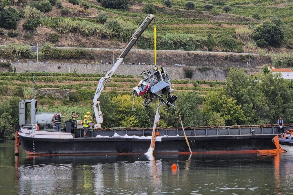 Retirada parte dos destroços do helicóptero acidentado no Douro