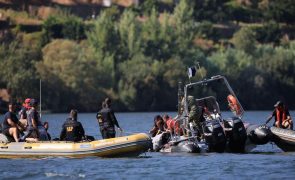 Mergulhadores retiram do rio Douro na terça-feira cauda do helicóptero acidentado