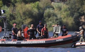 Mergulhadores prosseguem buscas no rio Douro e retiram hoje cauda do helicóptero