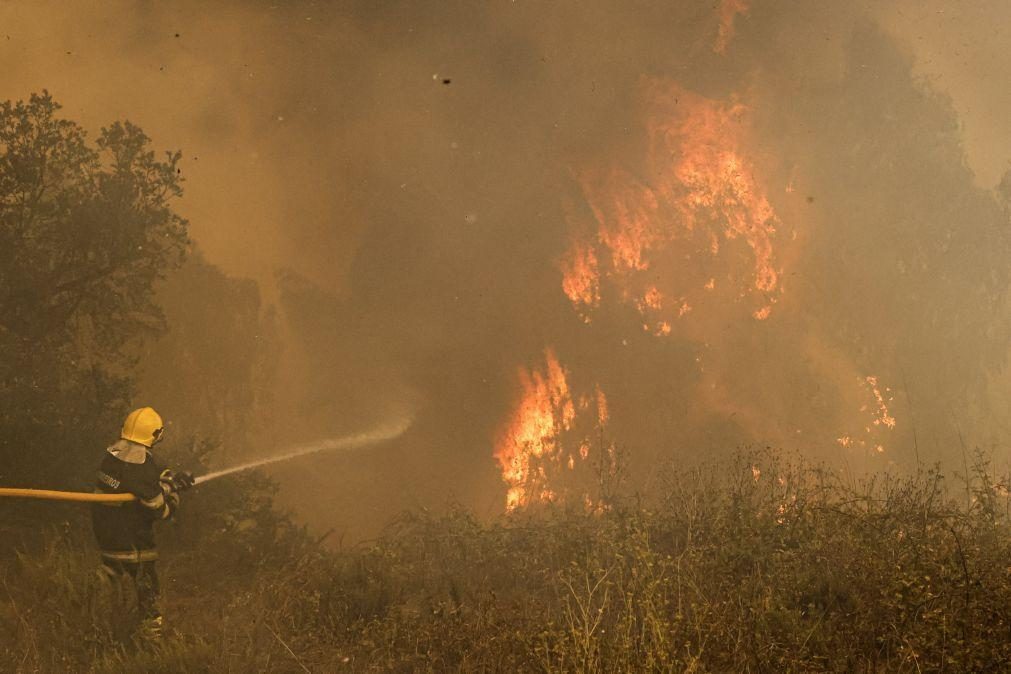 Perto de 100 operacionais combatem dois incêndios em Arcos de Valdevez