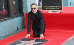 Tim Burton emocionado com estrela no passeio da fama em Hollywood junto a loja de Halloween