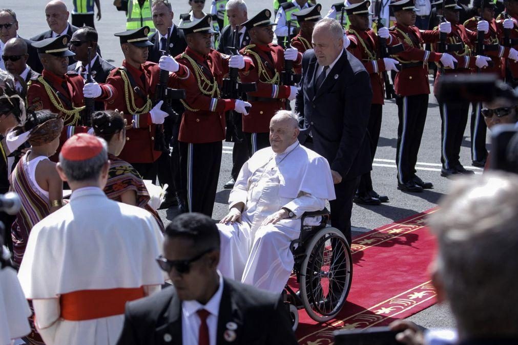 Papa Francisco recebido em Díli com vivas e cânticos dos timorenses