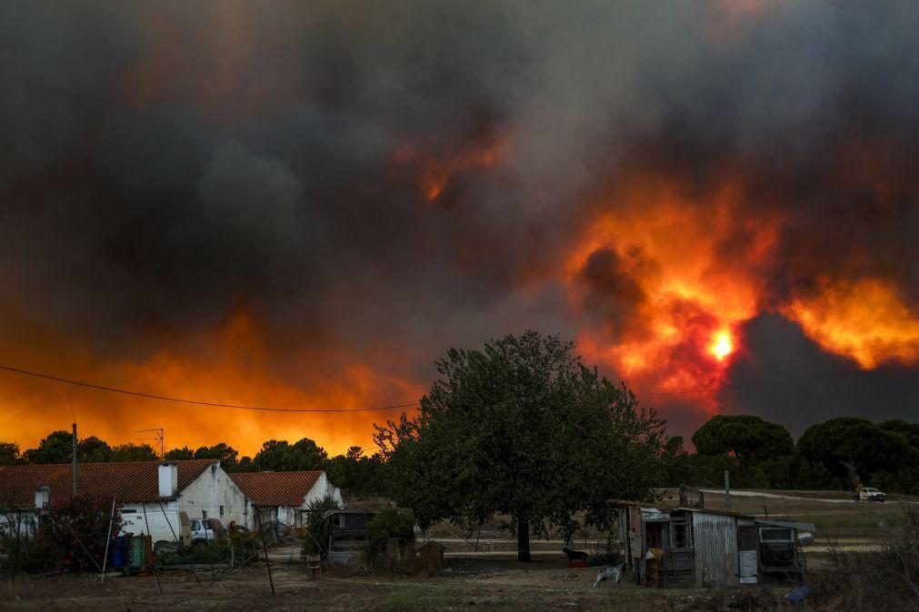 Dois grupos de bombeiros de Lisboa reforçam dispositivo no incêndio na península de Setúbal