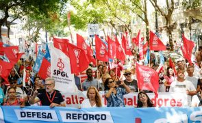 Mais de 100 ativistas sindicais assinalam 45 anos do SNS em protesto frente ao ministério