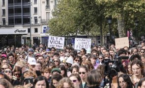 Milhares manifestam-se em Paris para apoiar mulher violada por dezenas de homens