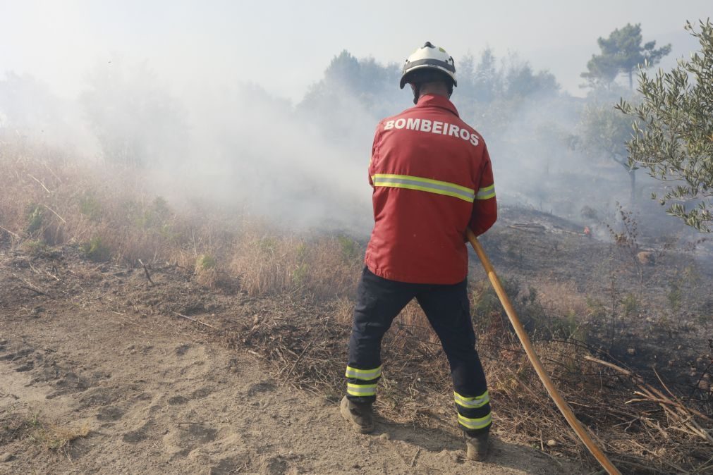 Fogo em Cabeceiras de Basto consume casa e ameaça outras habitações