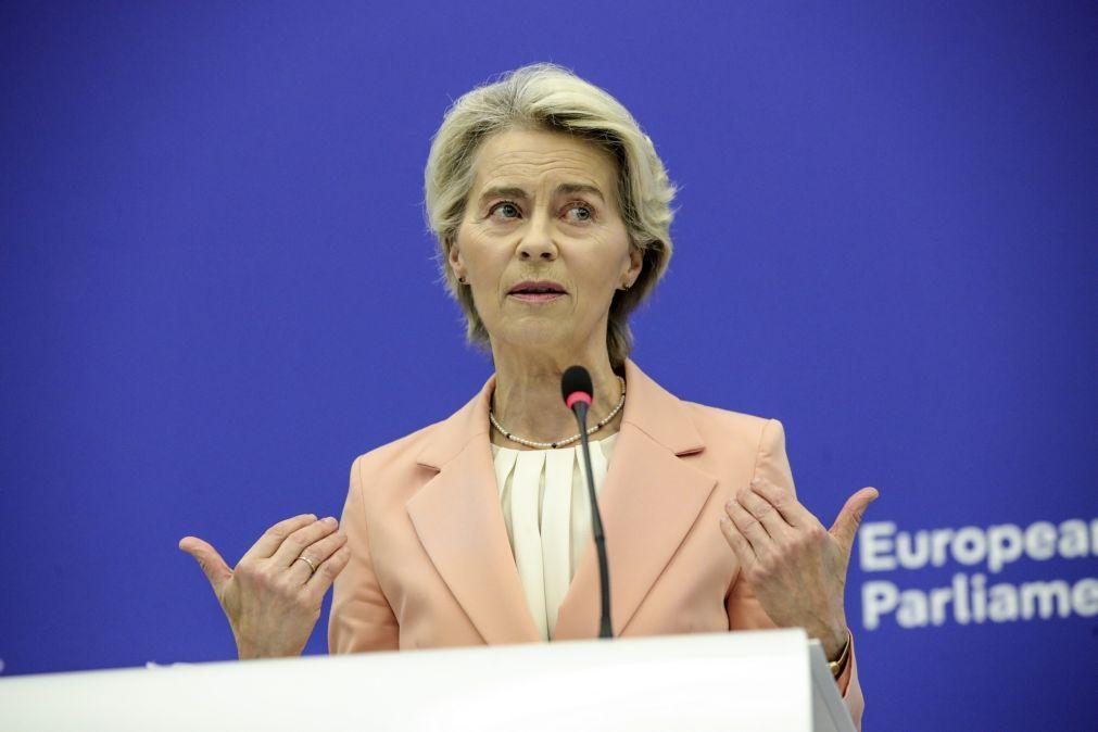 Ursula von der Leyen pede que Maria Luís Albuquerque 