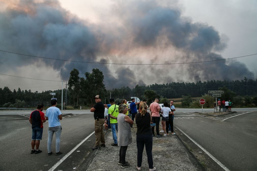 Mais de 5.500 operacionais combatiam 140 fogos às 03:30