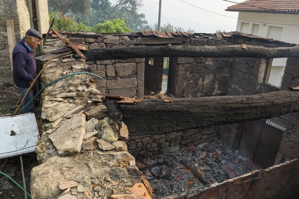 Casas queimadas e várias frentes de fogo em São Pedro do Sul