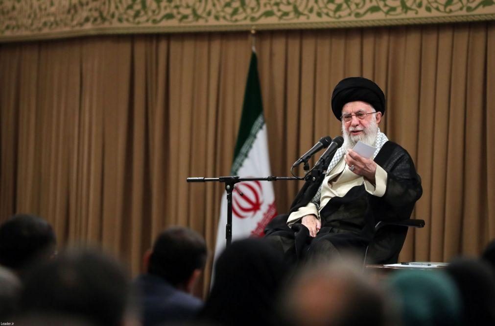 Ayatollah Khamenei apela a países muçulmanos a cortar laços económicos com Israel