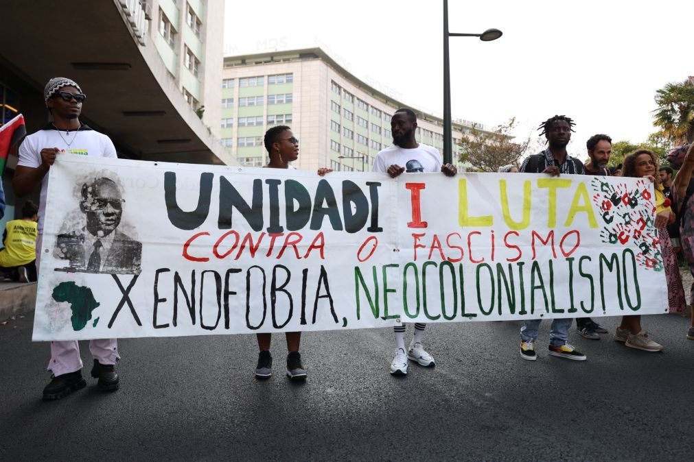 A avenida que celebra Abril encheu-se de bandeiras de várias causas para celebrar Cabral