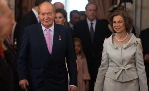 Juan Carlos - Fotografias com a amante levam a arraso da monarquia espanhola: “Pactos de silêncio”