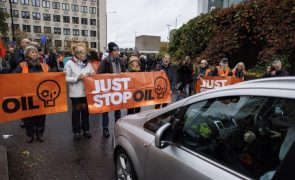 Ambientalistas voltam a lançar sopa contra quadros de Van Gogh expostos em Londres