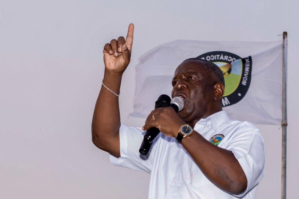 Candidato Lutero Simango promete baixar impostos e internet em Moçambique