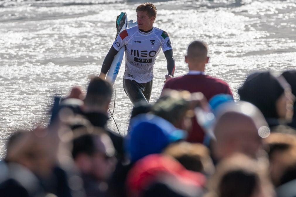 Afonso Antunes 'salva o dia' para Portugal no Ericeira Pro de surf