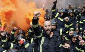 Centenas de bombeiros sapadores ocupam escadaria do parlamento em protesto