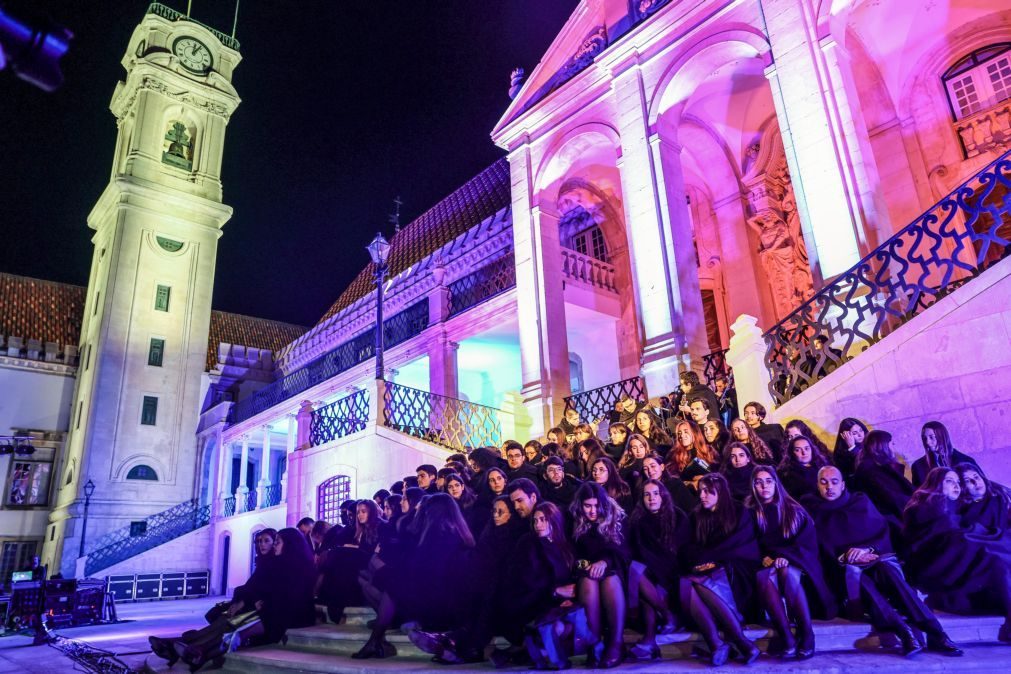 Universidade de Coimbra pede aos estudantes para cuidarem da praxe