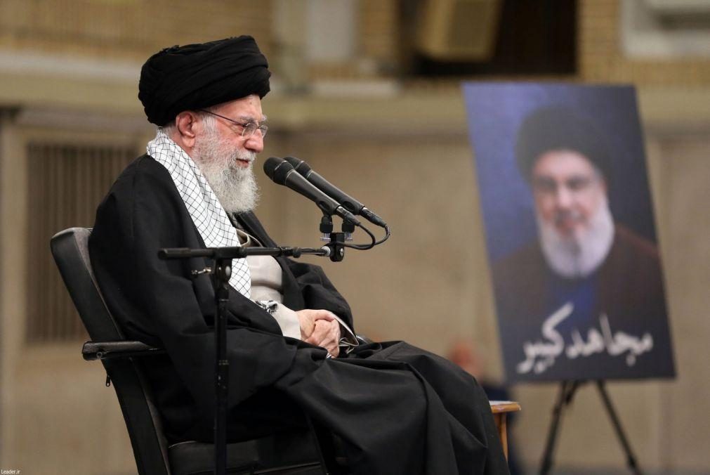 Khamenei dirige primeira oração de 6.ªfeira coletiva desde 2020 em homenagem a Nasrallah