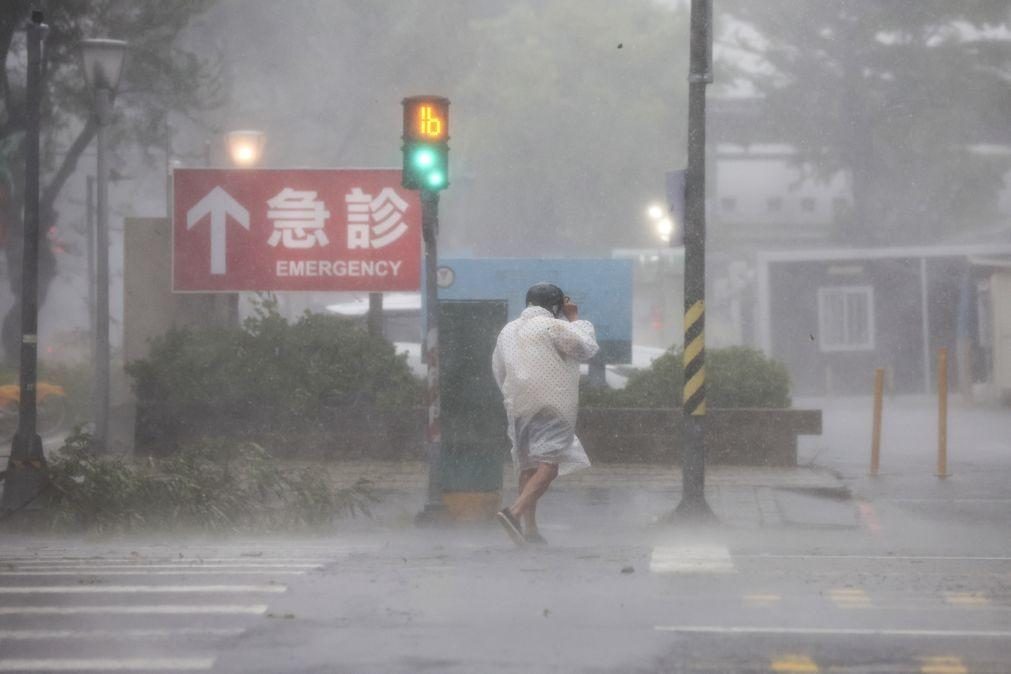 Incêndio em hospital faz pelo menos oito mortos enquanto tufão atinge Taiwan