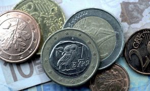 Euro cai e dólar continua a reforçar-se