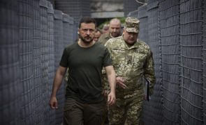 Zelensky visitou soldados que combatem na zona fronteiriça de Kursk