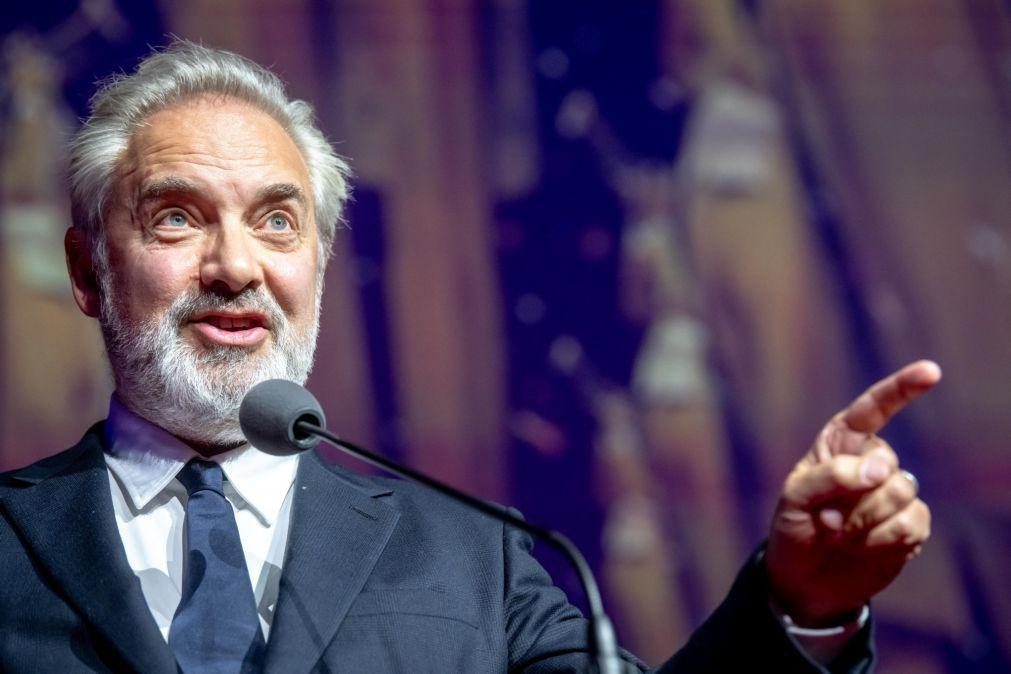 Realizador Sam Mendes satiriza filmes de super-heróis na nova série 