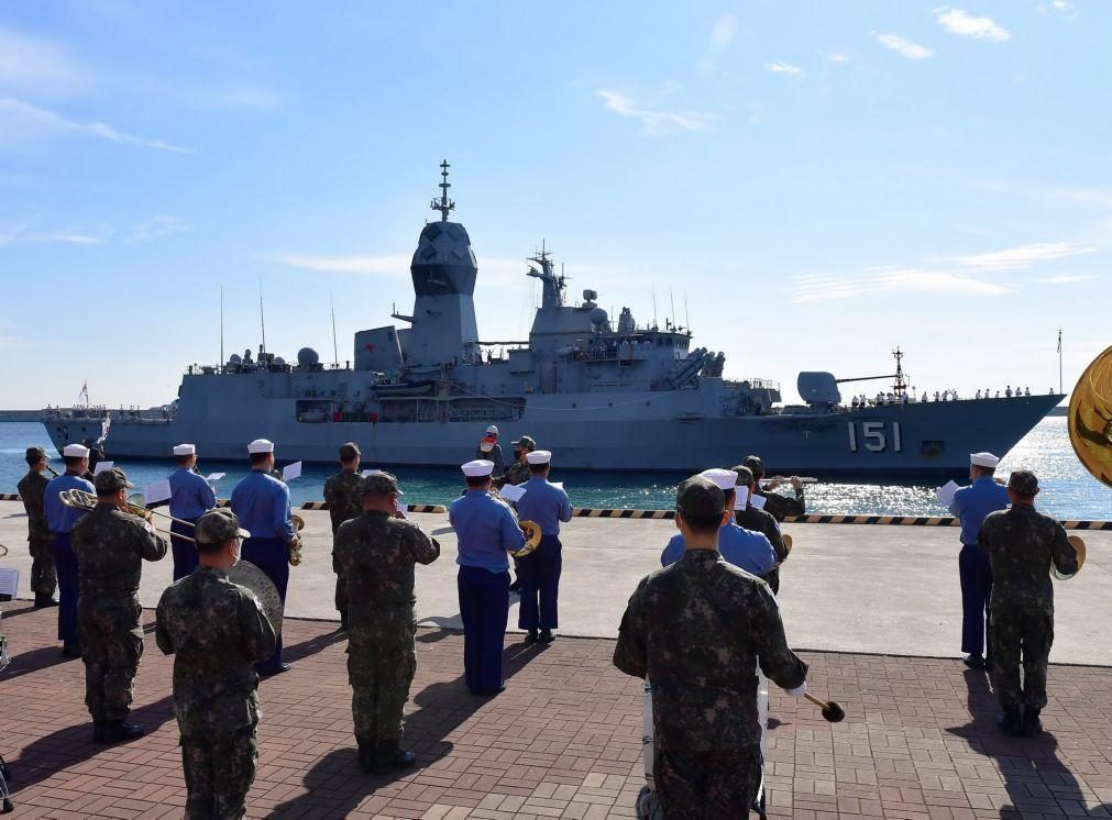 Navio da marinha da Nova Zelândia naufraga em Samoa