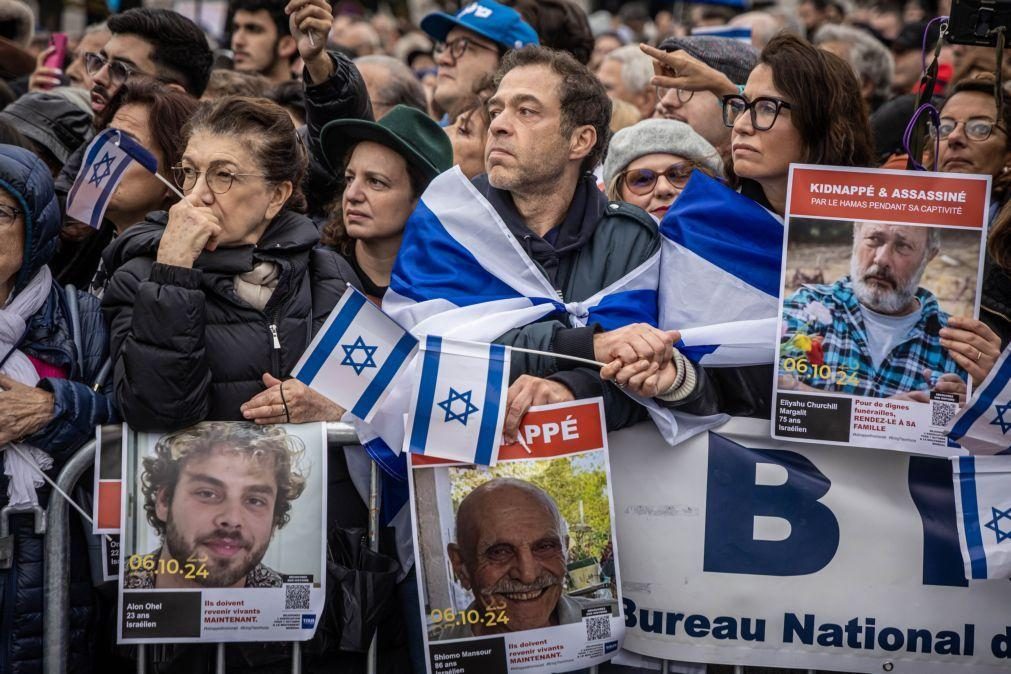 Milhares de manifestantes pró-Israel concentram-se na Torre Eiffel