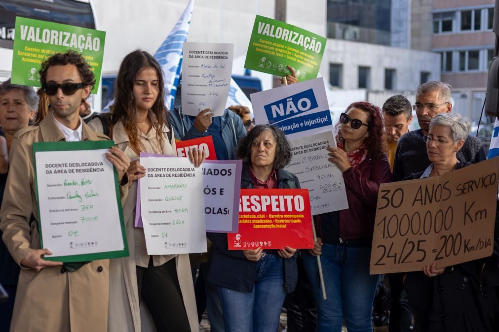 Manifestação exige ajudas para todos os docentes colocados longe de casa