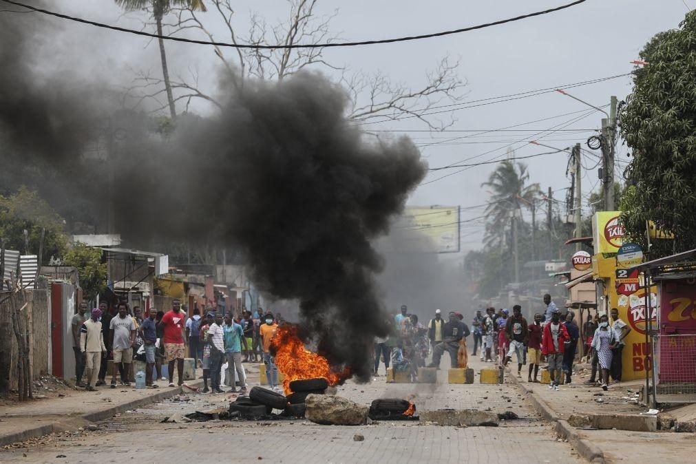 Pneus em chamas, fumo negro e cheiro a gás lacrimogéneo em Maputo