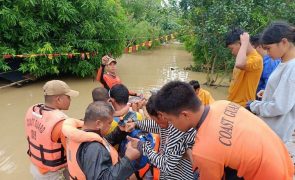 Um morto e sete desaparecidos à aproximação da tempestade Trami das Filipinas