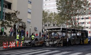 Motorista de autocarro incendiado em Loures em estado grave