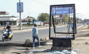 Em Maputo tenta-se trabalhar entre a destruição dos confrontos